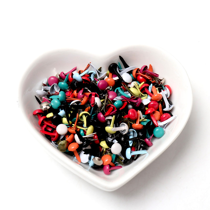 100 pz. Borchie Metalliche Rot - Embellishments For Scrapbooking recensione e prezzo